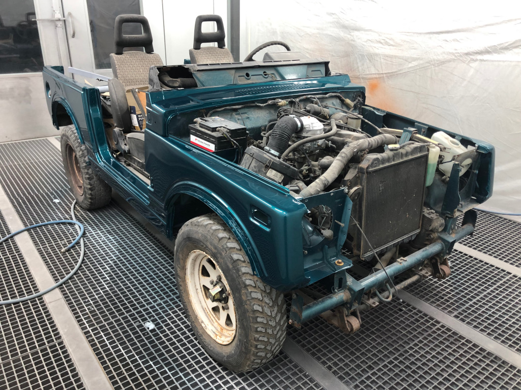 Suzuki SJ 413 en cabine de peinture